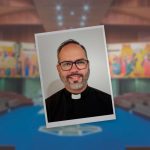 Novo vigário paroquial é recebido com alegria: conheça a missão do pe. Eduardo gavioli 9 Imagem do novo vigário paroquial, pe. Eduardo gavioli, sorrindo e vestindo paramentos litúrgicos, simbolizando sua acolhida pela comunidade local.