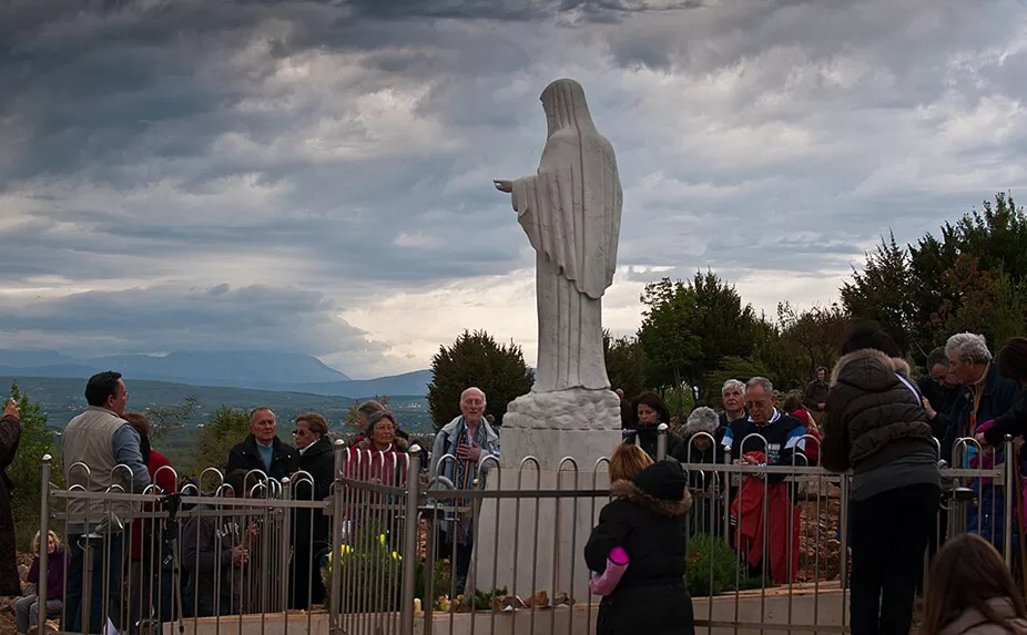 Nossa senhora de medjugorje 1 Por cj - bosnia and herzegovina apr-24-2012 164uploaded by smooth_o, cc by 2. 0, https://commons. Wikimedia. Org/w/index. Php? Curid=24910851